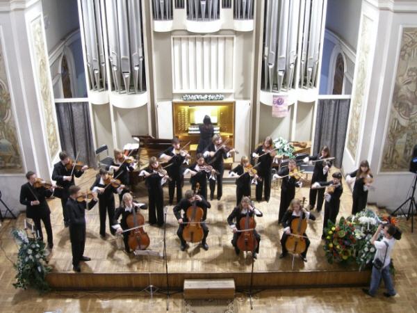 Камерний ансамбль "Юні віртуози" Дніпропетровської обласної філармонії. Фото з сайту: http://dnepr-philharmonic.com Камерний ансамбль "Юні віртуози" Дніпропетровської обласної філармонії. Фото з сайту: http://dnepr-philharmonic.com