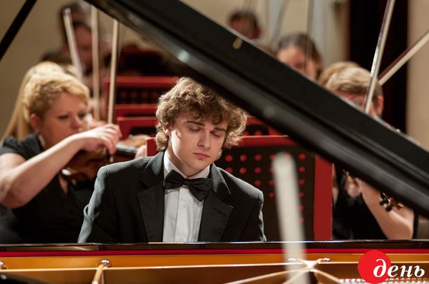 ВИСТУПАЄ  КИЯНИН ОЛЕКСІЙ КАНКЕ, ЯКИЙ ОТРИМАВ І ПРЕМІЮ \ Фото Олексадра ІВАНОВА ВИСТУПАЄ  КИЯНИН ОЛЕКСІЙ КАНКЕ, ЯКИЙ ОТРИМАВ І ПРЕМІЮ \ Фото Олексадра ІВАНОВА