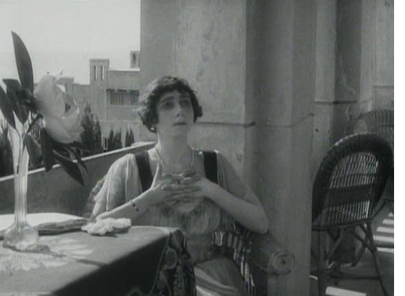 Кадр з фільму  "Умирающий лебедь" (1916) Кадр з фільму  "Умирающий лебедь" (1916)