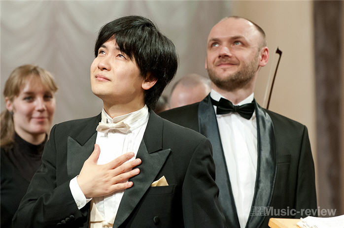 16.01.2012. Диригент – МІЦУНОБУ ТАКАЯ (Японія) та лауреат Національного конкурсу, соліст Національної опери Токіо ДЕНИС ВИШНЯ (бас). Колонний зал ім. М.В. Лисенка Національної філармонії України. Фото: Сергій Пірієв 16.01.2012. Диригент – МІЦУНОБУ ТАКАЯ (Японія) та лауреат Національного конкурсу, соліст Національної опери Токіо ДЕНИС ВИШНЯ (бас). Колонний зал ім. М.В. Лисенка Національної філармонії України. Фото: Сергій Пірієв