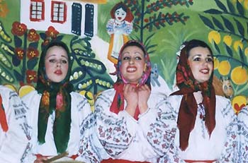 Академічний ансамбль пісні і танцю "Сіверські клейноди". Фото з сайту: http://nota.net.ua Академічний ансамбль пісні і танцю "Сіверські клейноди". Фото з сайту: http://nota.net.ua