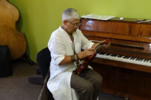 Коломийська філармонія отримала в подарунок скрипку із Франції