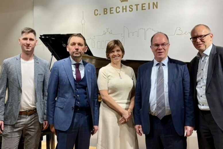 Німецька компанія передала близько 100 фортепіано для музичного ліцею і мистецьких шкіл України