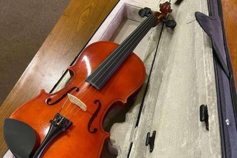 Подарунок із Франції: Коломийська філармонія отримала нову скрипку